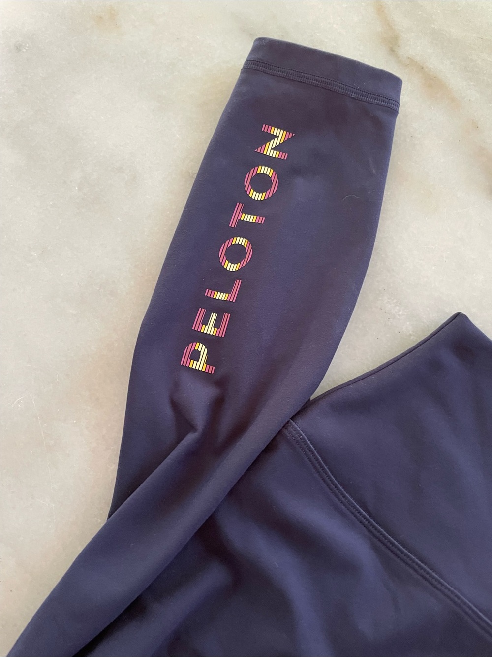 Peloton Navy High-Rise Performance Leggings with Multicolor Logo size M - Picture 3 of 4